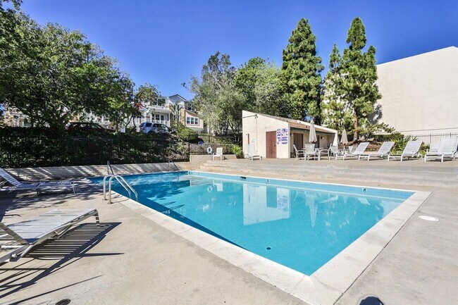 Building Photo - Spacious 2B/1.5BA Condo in Bay Park! Reserved Parking, Balcony, Fireplace Display & Pool!