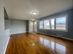 Building Photo - Outstanding 5 Bedroom 2 Bathroom Single Fa...