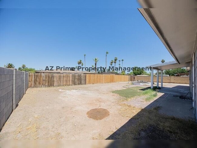 Building Photo - 4704 S La Rosa Dr