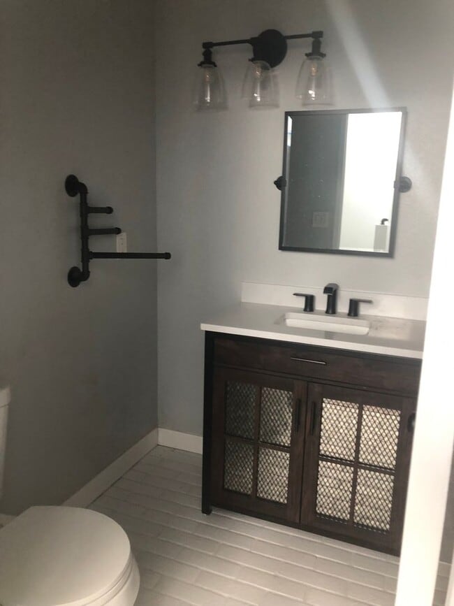 Building Photo - 3 bedroom 2 bathroom Condo in Helendale!