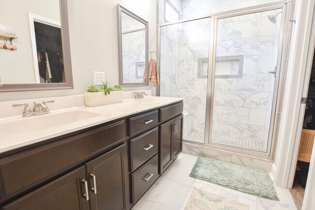 Building Photo - Pet Friendly Three Bedroom with Bonus!