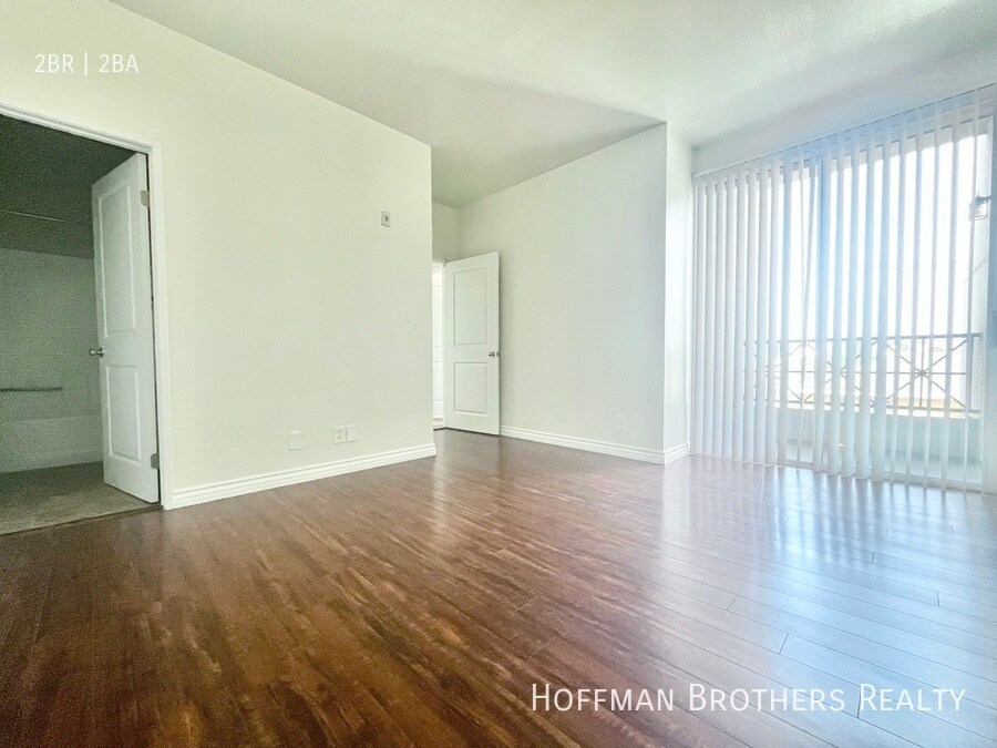 Building Photo - 945 N Serrano Ave