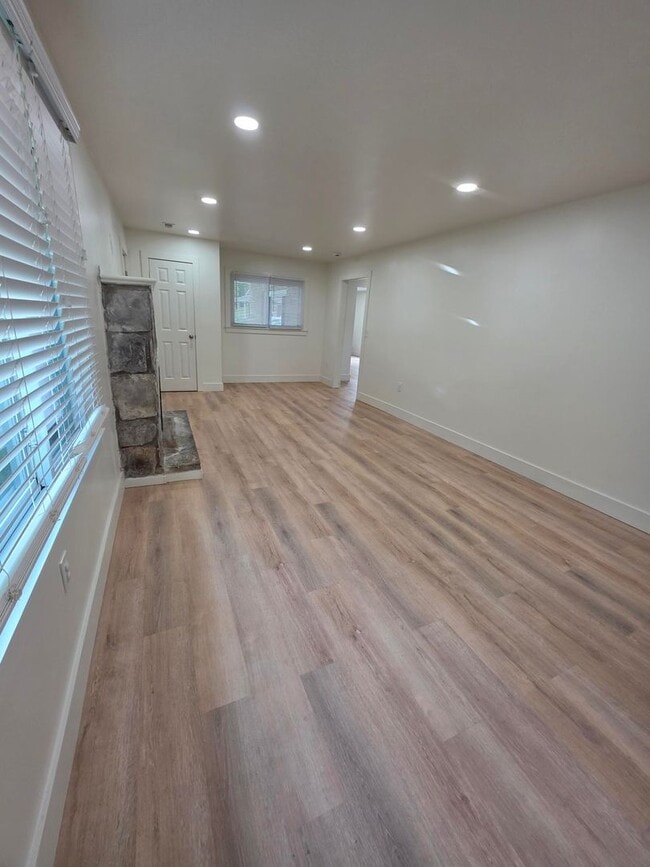 Building Photo - 3 bedrooms 2 bath