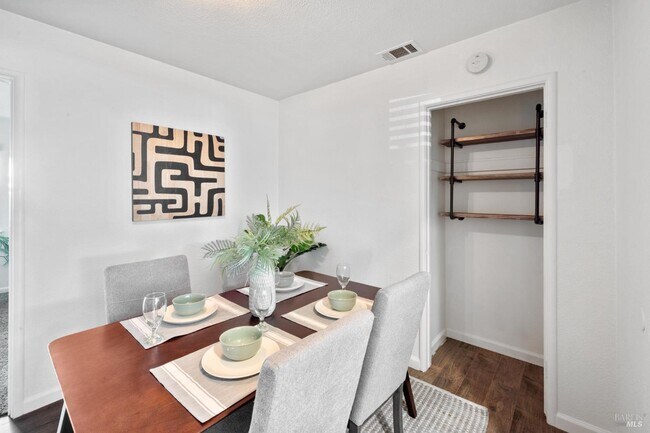 Building Photo - 372 Acacia St