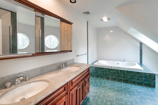 Building Photo - 41 Carriage Way