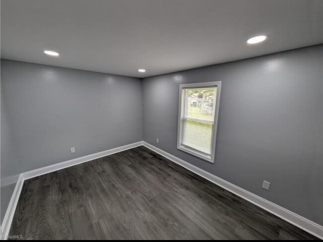 Building Photo - 344 Wilshire Dr