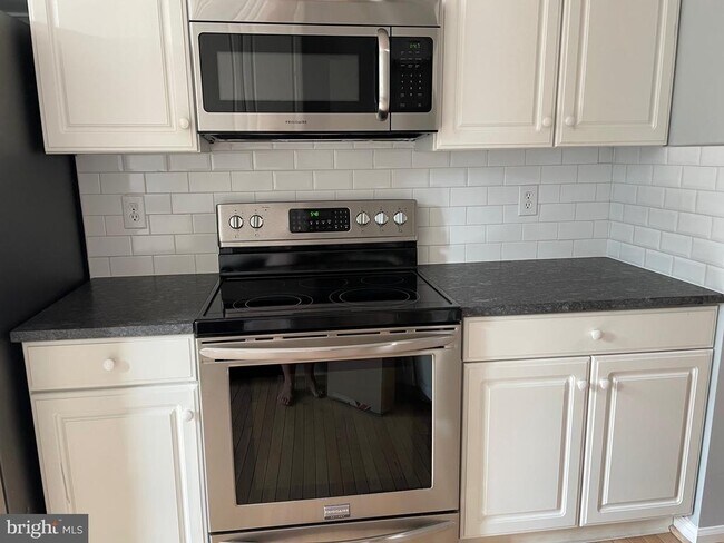 Building Photo - 30 Bridle Ct