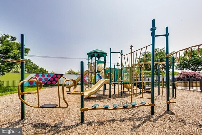 Building Photo - 4550 Longfellow St