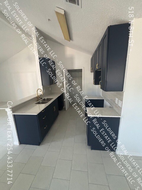 Building Photo - 518 N 8th St