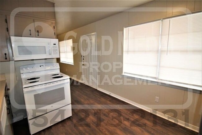 Building Photo - Charming 2-bed, 1-bath now available for r...
