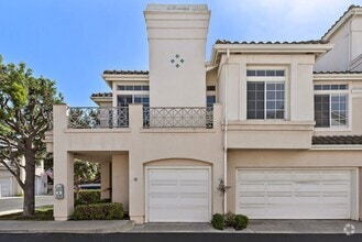 Building Photo - Remodeled Upper End Unit Available Now!