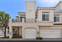 Building Photo - Remodeled Upper End Unit Available Now!