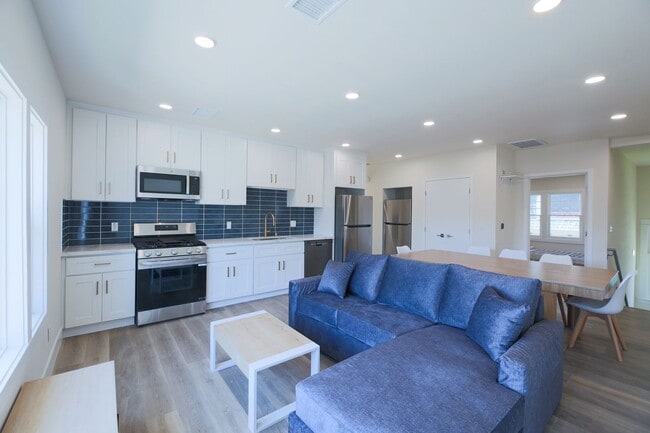 Building Photo - 2811 Menlo Ave