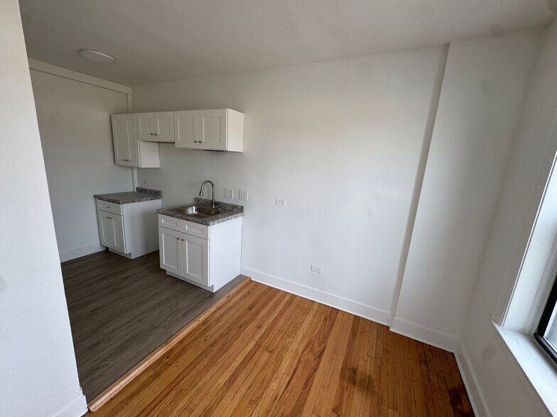 Building Photo - 1553 W 94th St