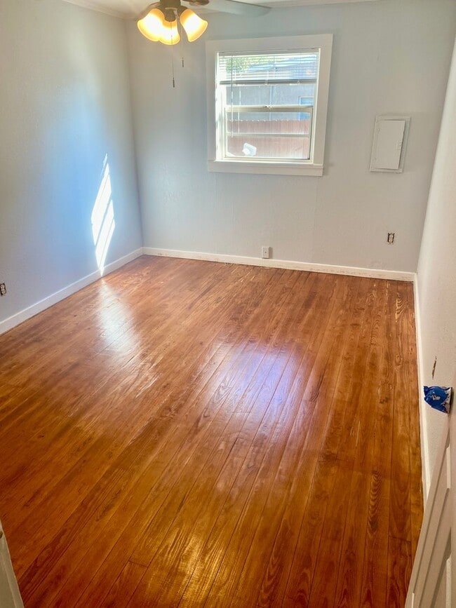 Building Photo - Amazing, Private 1/1 Located In Clearwater