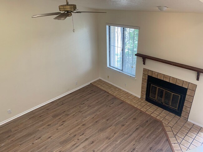 Building Photo - Townhome Style 2bed/1.5 bath