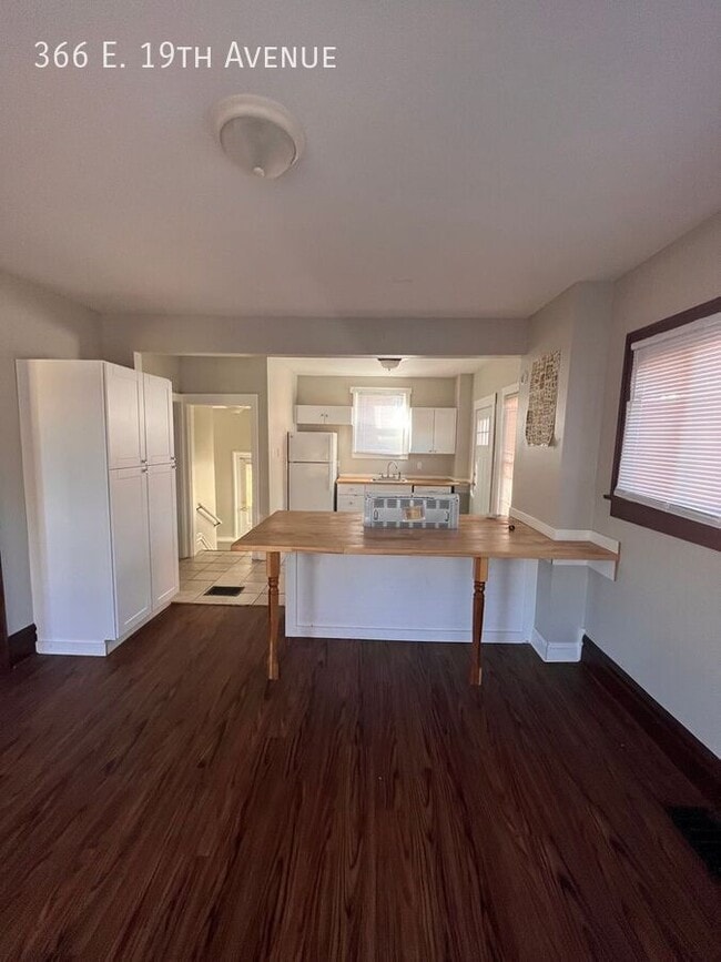 Building Photo - 366 E 19th Ave