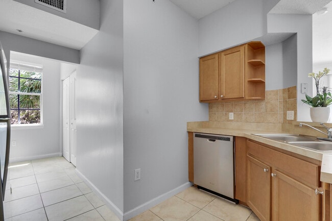 Building Photo - 4302 Myrtlewood Cir W