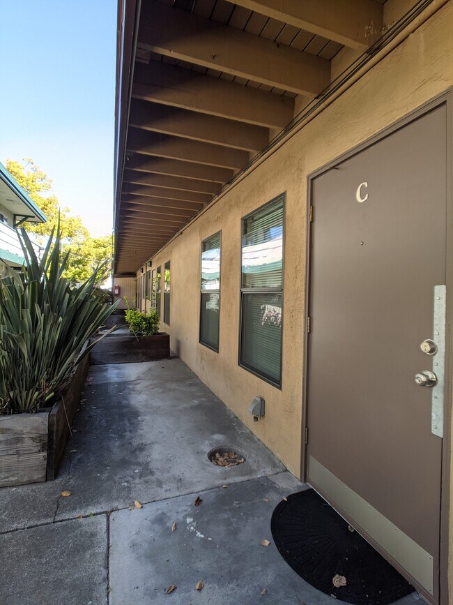 Courtyard - 1932 Hearst Ave