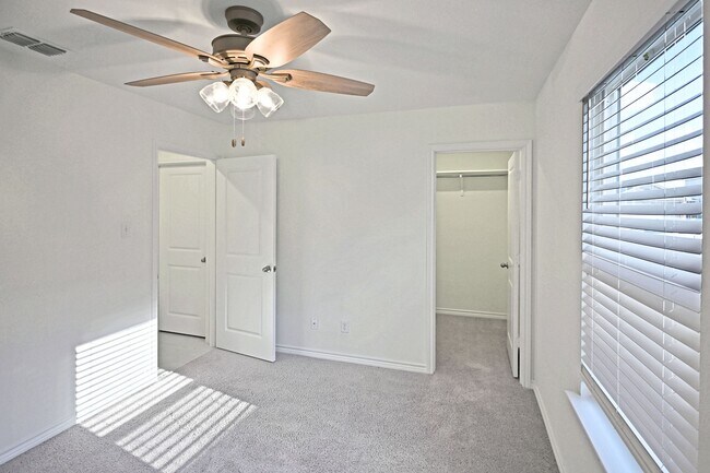 Building Photo - 512 Dakota Crk