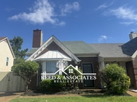 Building Photo - Charming Town Home with FRESH NEW PAINT!