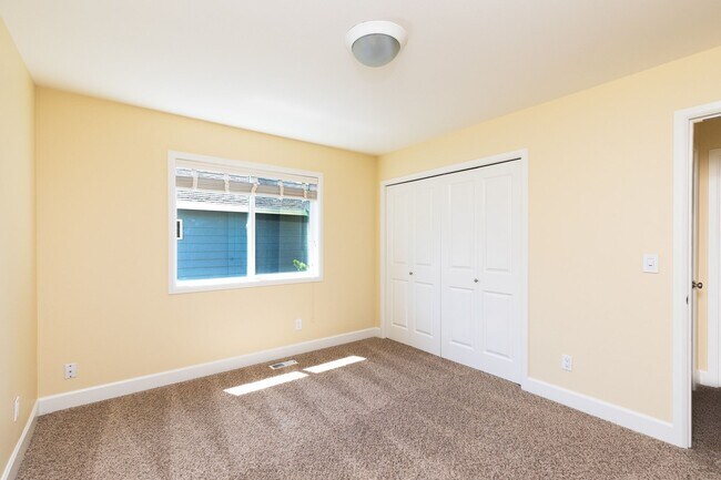 Building Photo - Beautiful 5 Bedroom 3 Bath Redmond Home!