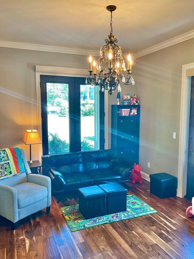 Building Photo - Southern Charm Meets Modern Luxury!!