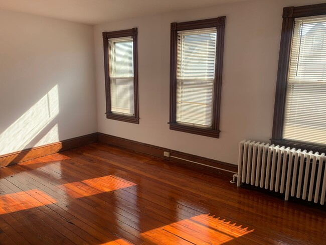 Building Photo - Spacious Duplex with hardwood floors and g...