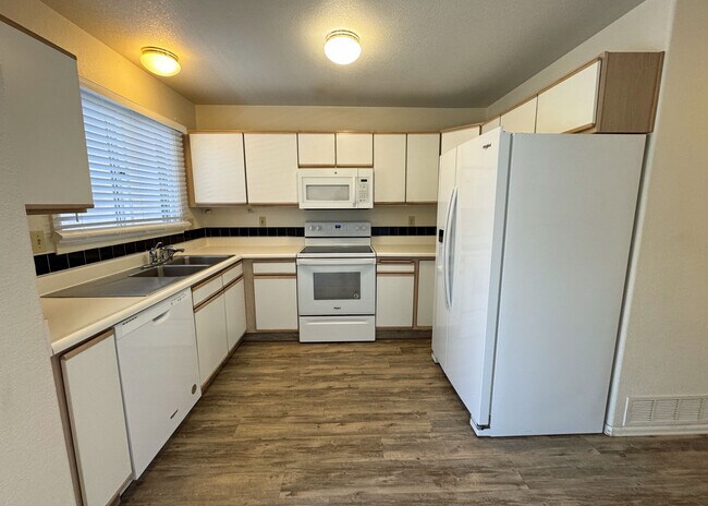 Building Photo - 6913 Yellowpine Dr