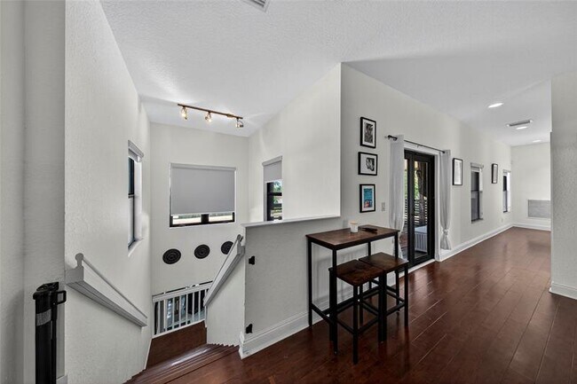 Building Photo - 2211 NE 43rd St