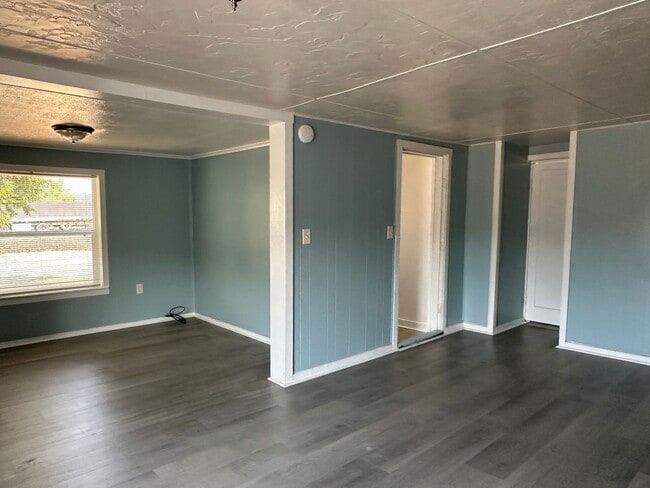 Building Photo - Older 3/1 home in Sutherlin