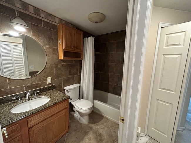 Building Photo - 4 Bed 3.5 Bath