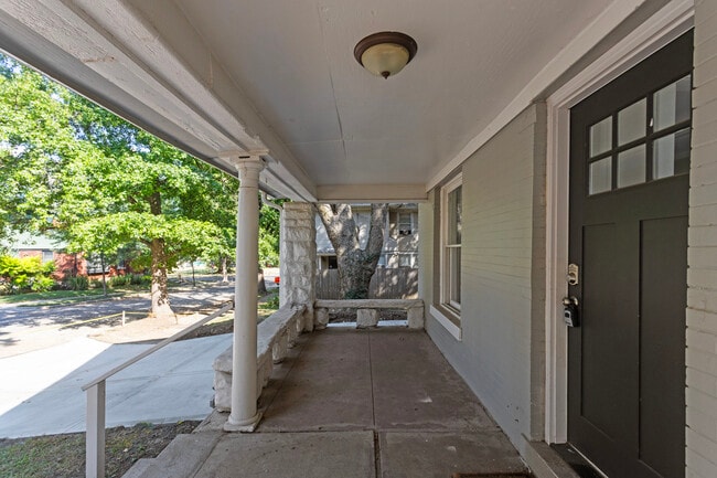 Building Photo - 915 E 29th St