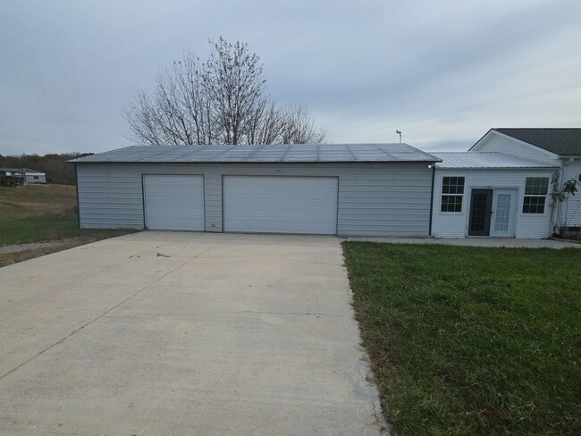 Building Photo - 124 Lake Ln