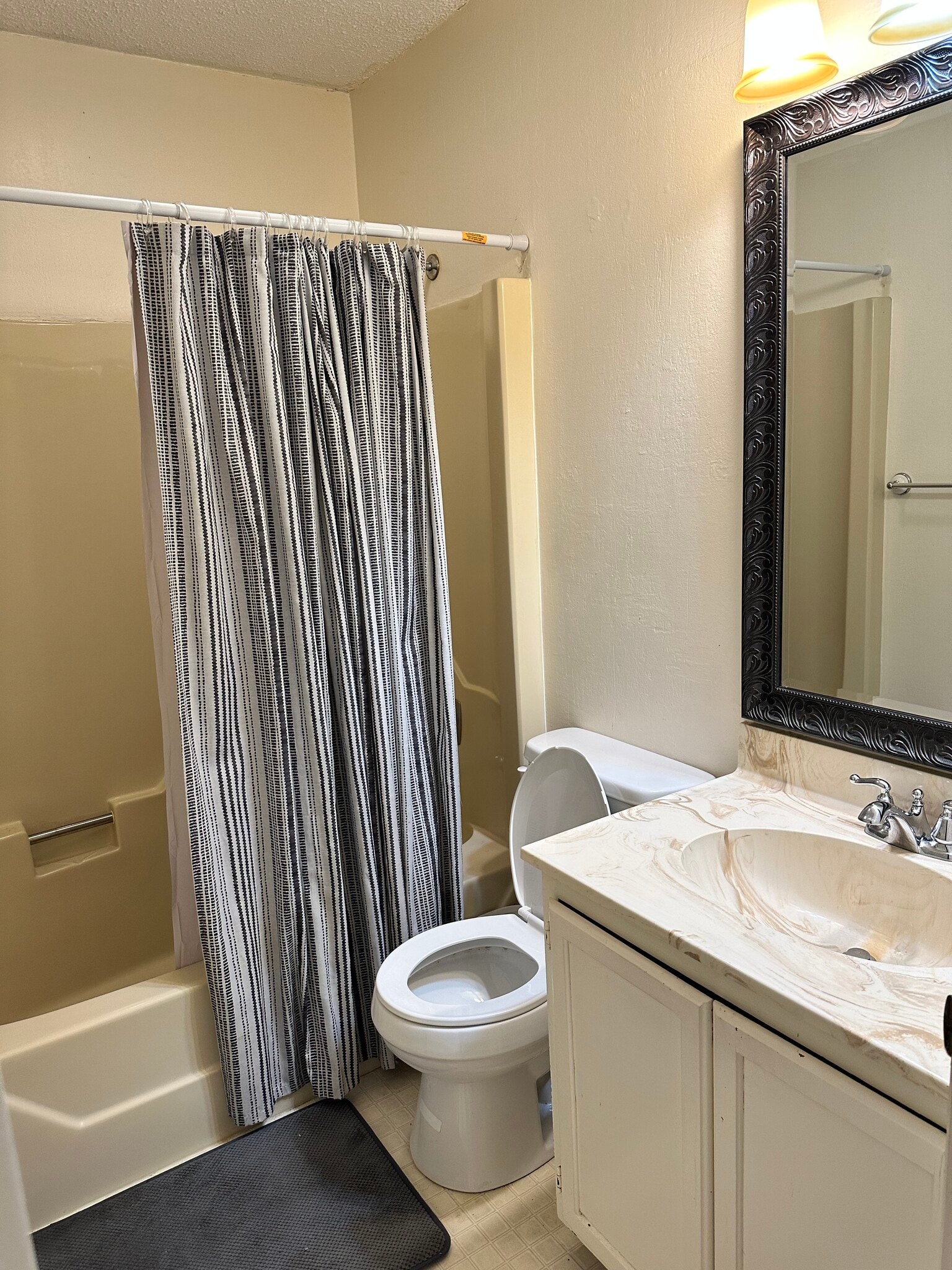 Building Photo - 104 Meadow Park Ln