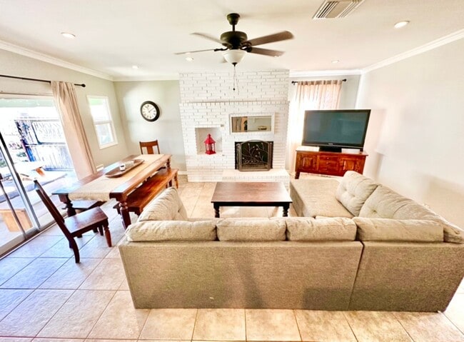 Building Photo - 3 Bedroom 2 Bathroom Lakewood House with Private Backyard down the street from Lakewood High School