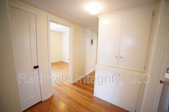 Building Photo - 1935 Temple Dr