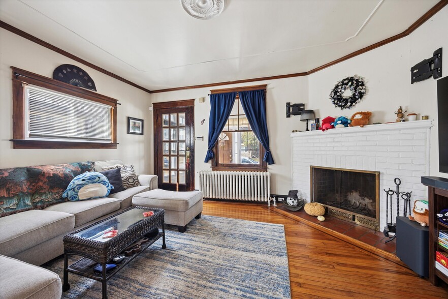 Living Room with fireplace - 4016 Sommers Ave