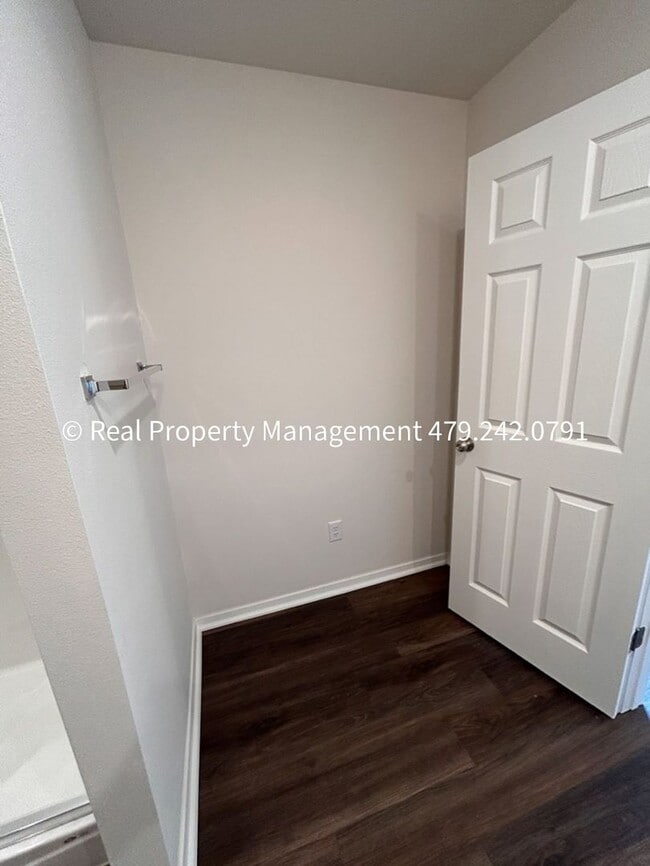 Building Photo - 10640 Cedar Wy