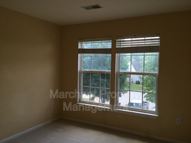 Building Photo - 305 Londonderry Ct