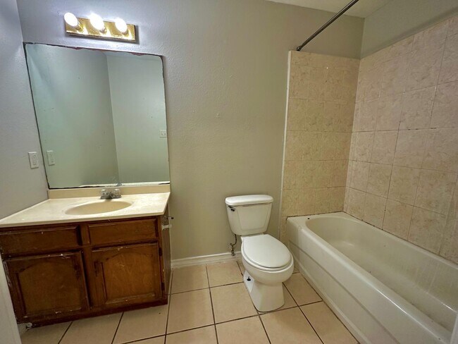 Building Photo - 2005 Cross St