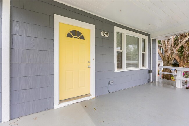 Building Photo - Newly Remodeled Beauty waiting for its fir...