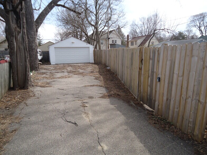 Building Photo - 5429 Harriet Ave