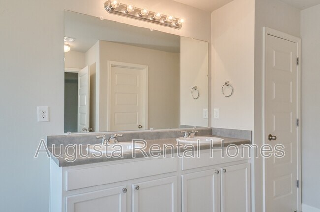 Building Photo - 301 Claudia Dr