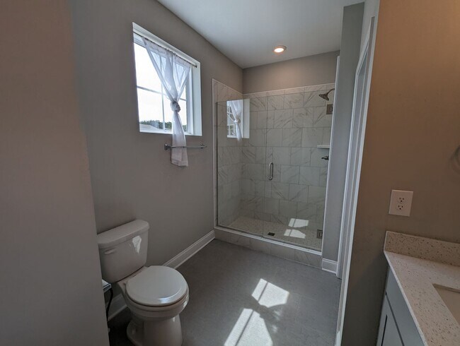 Building Photo - AVAILABLE NOW! 2-Bed/2-Bath Condo in Franklin