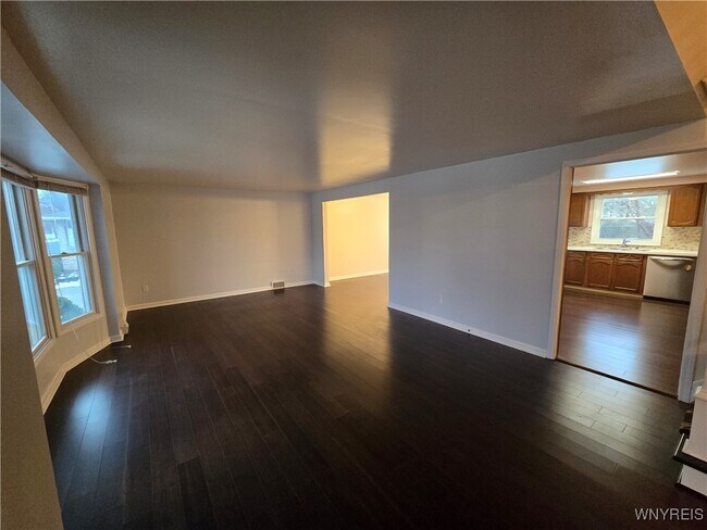 Building Photo - 161 Foxpoint W