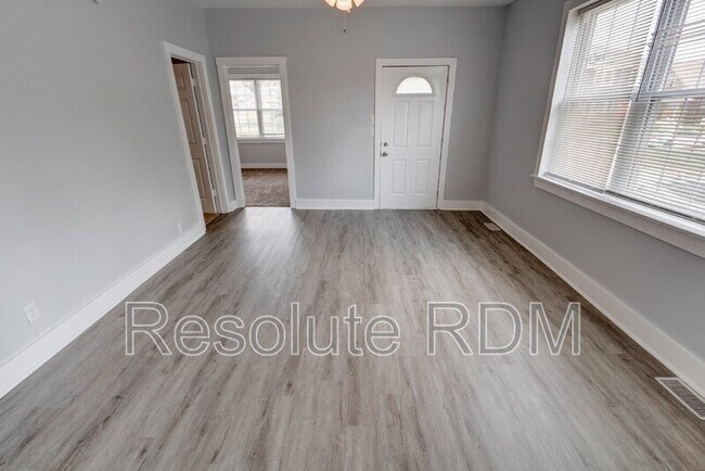 Building Photo - 743 Cottage Ave