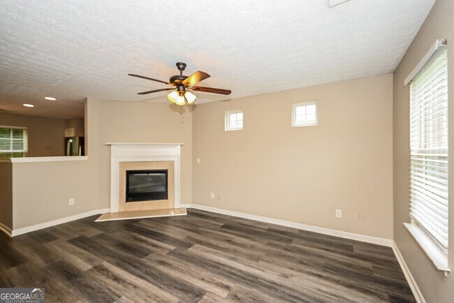 Building Photo - 213 Oak Grove Way