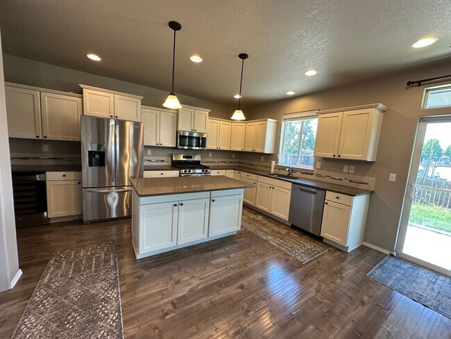 Building Photo - Newer Home In Northeast Albany! Nearly 2500 sq ft, 3 Bedrooms with 3 Baths