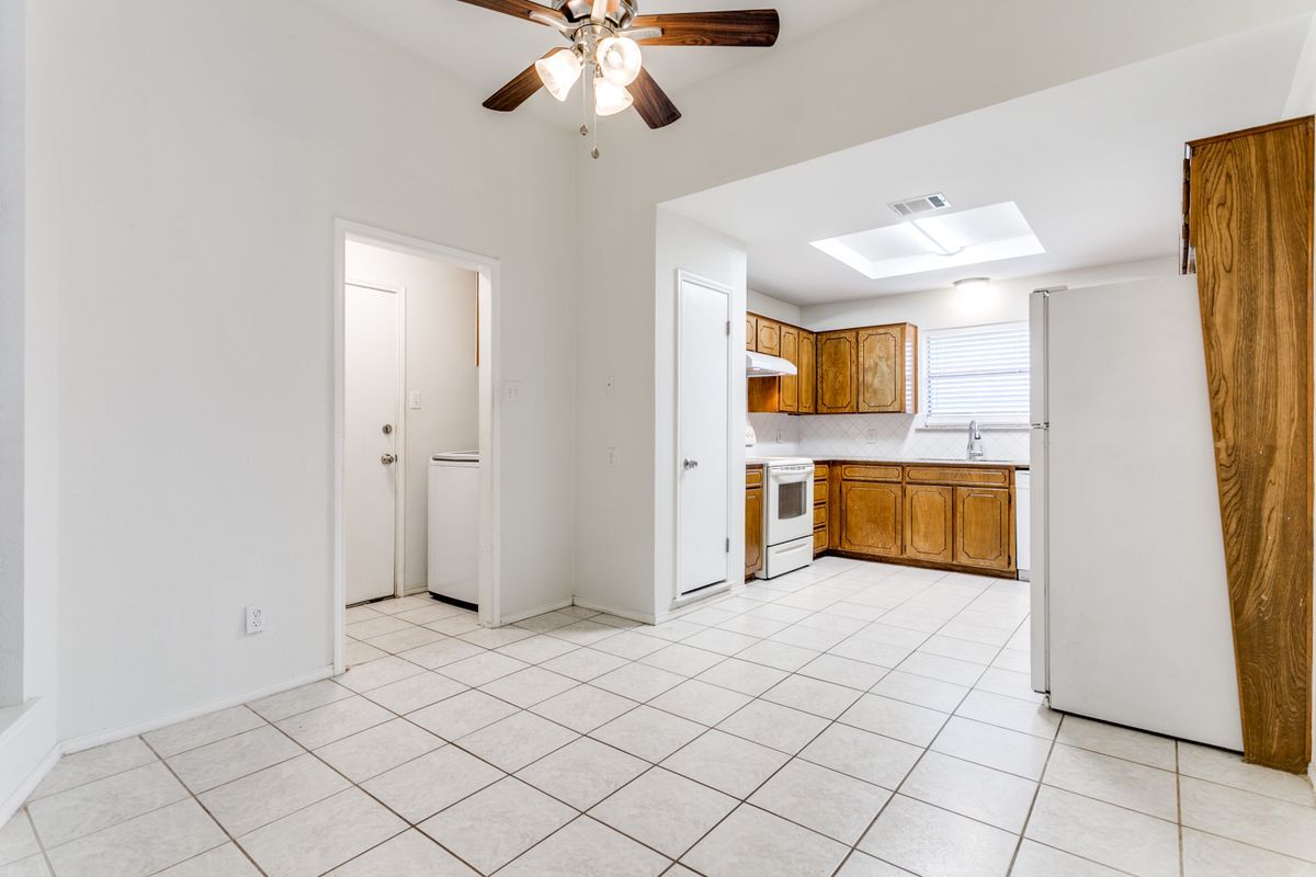 Building Photo - 215 Meadowbrook Ln